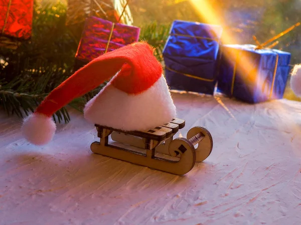 Noël nature morte d'un luge jouet, Photo Vintage, Cadeaux de Noël sur luge en bois, Joyeux transporteur d'arbre de Noël apportant des cadeaux à tous les amoureux le soir de Noël x, Noël, décor, traîneau — Photo
