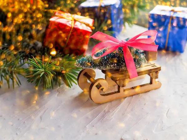 圣诞静物玩具雪橇, 复古照片, 圣诞礼物木制雪橇, 欢快的圣诞树运输者带来礼物给所有的恋人在 x mas 晚上, 圣诞节, 装饰, 雪橇 — 图库照片