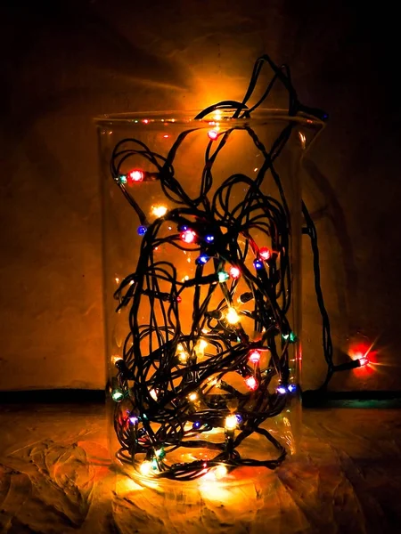 Primo piano della palla di Natale dall'albero di Natale, Sfocato di Natale decorato, luci blu sullo sfondo — Foto Stock