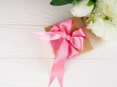 Hediye veya mevcut kutusu kadınlar, annesi için bir hediye için kraft kağıt ve çiçek sarılmış