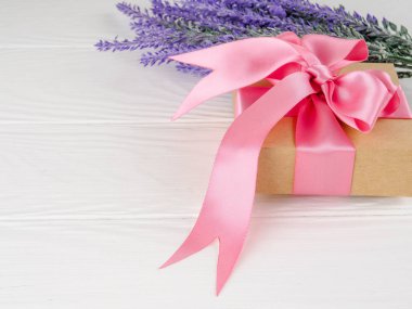 Hediye veya mevcut kutusu kadınlar, annesi için bir hediye için kraft kağıt ve çiçek sarılmış