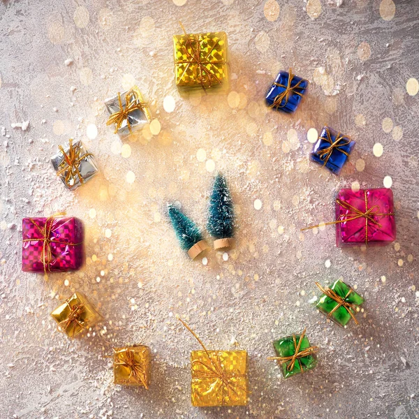 クリスマスは、クリスマス ギフト用の箱は、顔を見て: コピー スペース、正方形の組成を持つ創造的な flatlay. — ストック写真