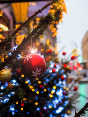 Şehrin arka plan Noel ışıkları, Noel süsleri, sokaklarda Festival Aydınlatmaları