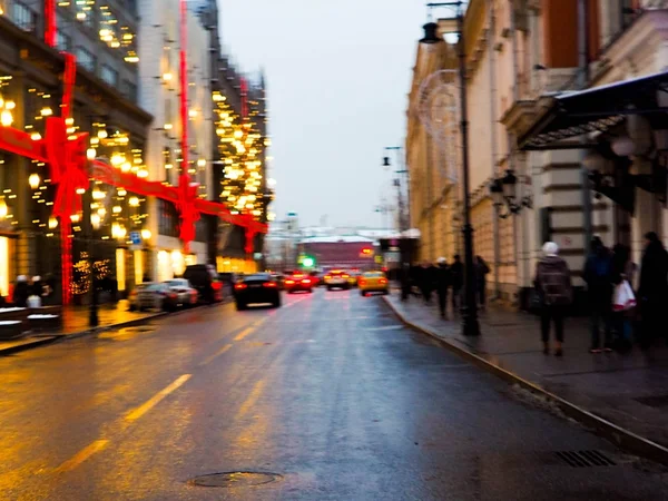Luzes de Natal, decorações de Natal na rua. fundo borrado rua da cidade com iluminações. carros na rua — Fotografia de Stock