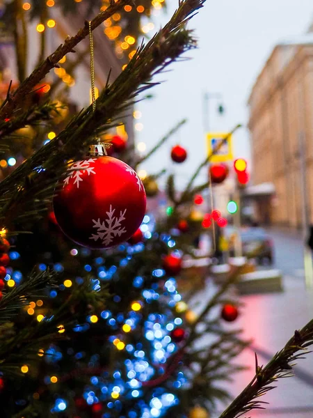 市、クリスマスの照明、クリスマスの装飾の抽象的な背景の通りのお祭りのイルミネーション — ストック写真