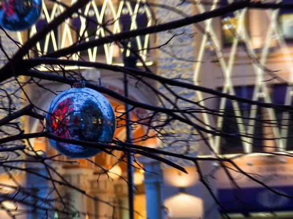 Feestelijke illuminations in de straten van de stad, abstracte achtergrond van kerstverlichting, kerstdecoraties — Stockfoto