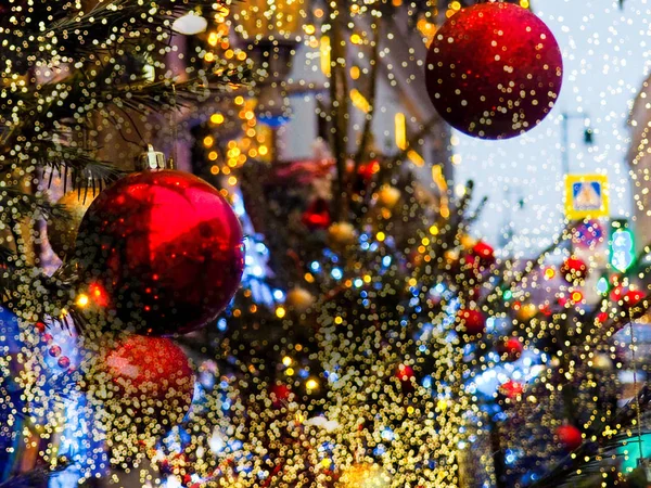 Праздничные подсветки на улицах города, Абстрактный фон рождественских огней, рождественские украшения — стоковое фото