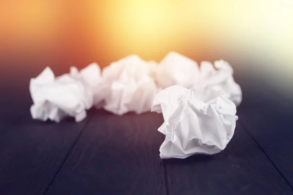 Almohadilla blanca sobre una mesa de madera. Concepto de escritura - trozos de papel arrugados con Bloc de notas — Foto de Stock