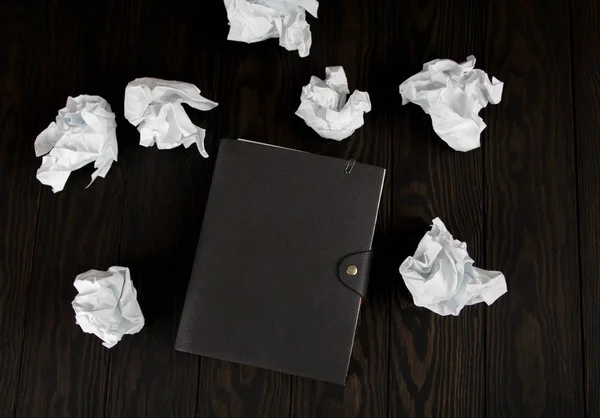 Almofada branca em uma mesa de madeira. Conceito de escrita - amassado wads de papel com Bloco de notas — Fotografia de Stock