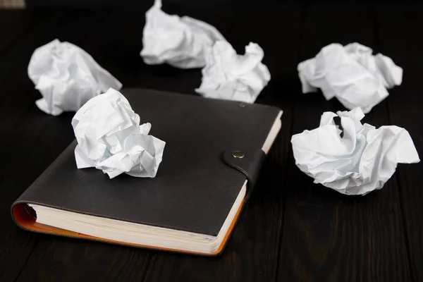 Almofada branca em uma mesa de madeira. Conceito de escrita - amassado wads de papel com Bloco de notas — Fotografia de Stock