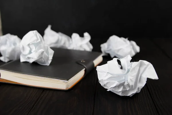 Almofada branca em uma mesa de madeira. Conceito de escrita - amassado wads de papel com Bloco de notas — Fotografia de Stock