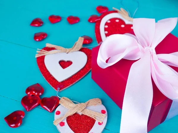 Koncept Valentine, výzdoba pro Valentines den, srdce, dary a květiny. kopie prostor — Stock fotografie