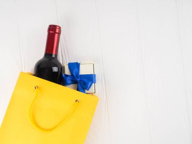 -bir şişe şarap ve paket üzerinde ahşap arka plan, metin için yer çiçek