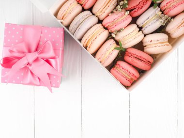 Renkli macaroons, renkli Fransız tatlı, geleneksel Fransız renkli macarons bir kutu içinde bir satır