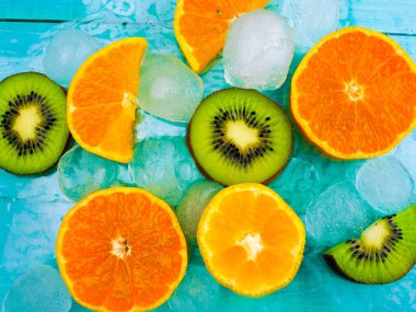 Limon, nane ve ahşap zemin üzerine salatalık su