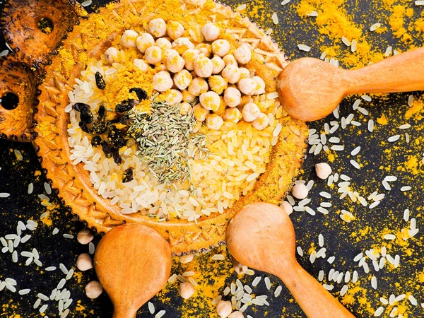 Asiatisk Mat Kryddor Ris Kikärter Och Gurkmeja Tallrik — Stockfoto
