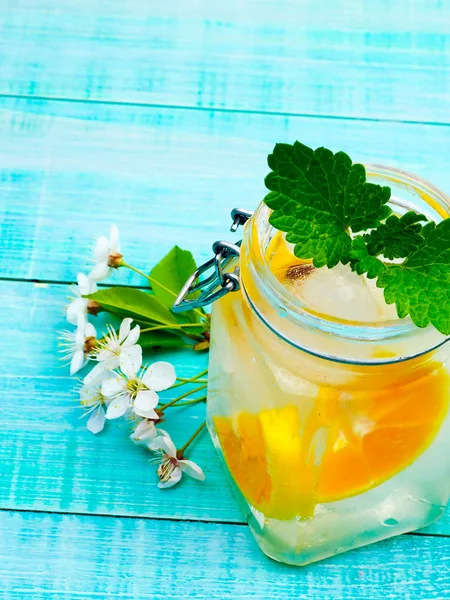 Agua con limón, menta y pepino sobre fondo de madera —  Fotos de Stock