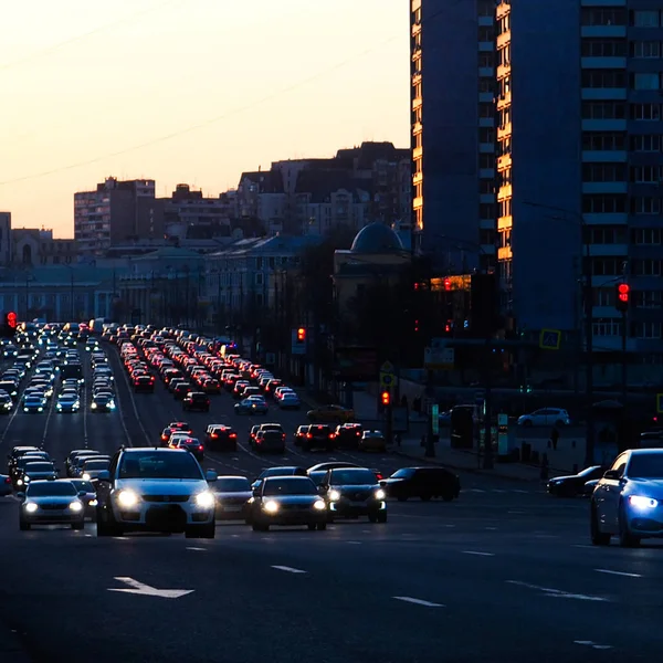 Blur trffic e luzes do carro bokeh, belo pôr do sol dourado em uma cidade grande . — Fotografia de Stock