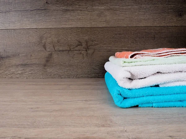 Stos kolorowe ręczniki. Pastelowe kolory bawełniane ręczniki. Koncepcji higieny, tkaniny, spa i Tekstyliów — Zdjęcie stockowe