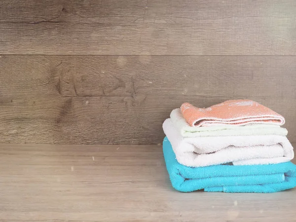 Pilha de toalhas de banho coloridas. Pastel cores toalhas de algodão. Higiene, tecido, spa e conceito têxtil — Fotografia de Stock
