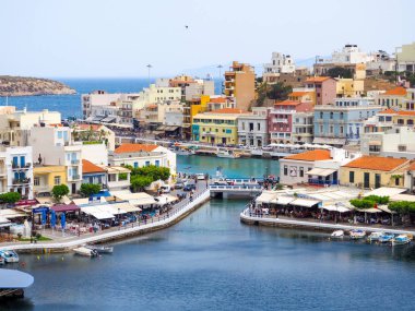 Agios Nikolaos, Crete Island, Yunanistan Voulismeni Gölü, doğusunda Adası Girit renkli binalar, Lassithi pitoresk bir kasabada
