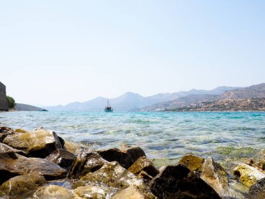 Göl, deniz, teknede temiz yansıma, dağın arkasında ile mavi su