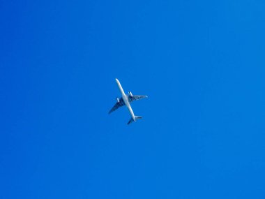mavi gökyüzü üzerinde uçan uçak silueti