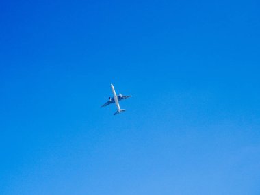 mavi gökyüzü üzerinde uçan uçak silueti