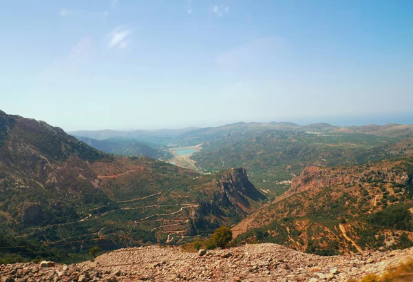 Summer góry szczyt zieleni, pagórkowaty krajobraz z podróży do Grecji, piękne sosny w górach — Zdjęcie stockowe