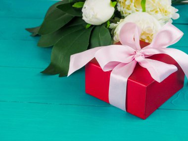 Hediye veya mevcut kutusu kadınlar, annesi için bir hediye için kraft kağıt ve çiçek sarılmış