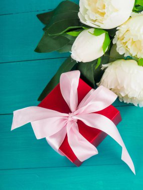 Hediye veya mevcut kutusu kadınlar, annesi için bir hediye için kraft kağıt ve çiçek sarılmış