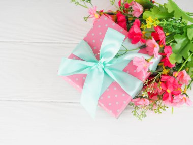 Dekore şerit ve çiçek, güzel romantik hediye kutusu ahşap üzerine küçük hediye kutusu