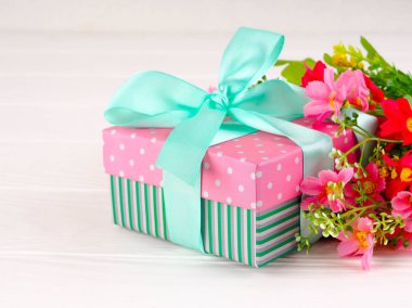 Dekore şerit ve çiçek, güzel romantik hediye kutusu ahşap üzerine küçük hediye kutusu