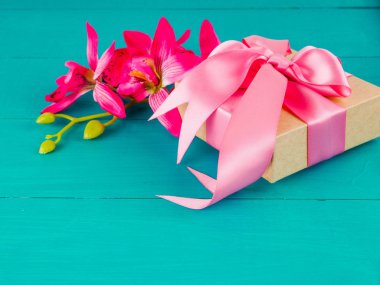 Dekore şerit ve çiçek, güzel romantik hediye kutusu ahşap üzerine küçük hediye kutusu