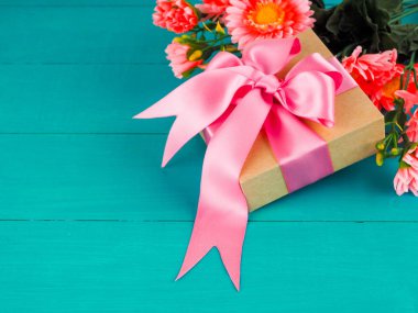 Dekore şerit ve çiçek, güzel romantik hediye kutusu ahşap üzerine küçük hediye kutusu