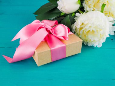 Dekore şerit ve çiçek, güzel romantik hediye kutusu ahşap üzerine küçük hediye kutusu