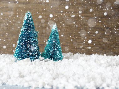 iki küçük yapay Noel ağacı, kopya alanı, kavram Noel