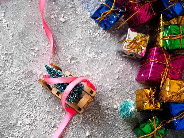 Concept de Noël, luge santa jouet, coffrets cadeaux sur neige et bokeh flou, traîneau en bois vide — Photo