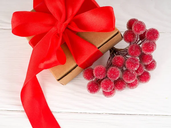 Caja regalo o regalo envuelta en papel kraft y flor para mujer, regalo para madre —  Fotos de Stock