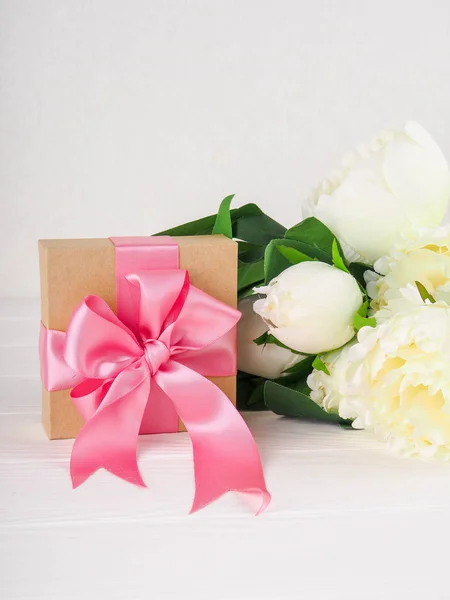 작은 선물 상자 장식 리본, 꽃, 나무에 아름 다운 로맨틱 한 선물 상자 — 스톡 사진