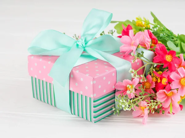 Small gift box decorated with ribbon and flower, Beautiful romantic gift box on wood — Stock Photo, Image