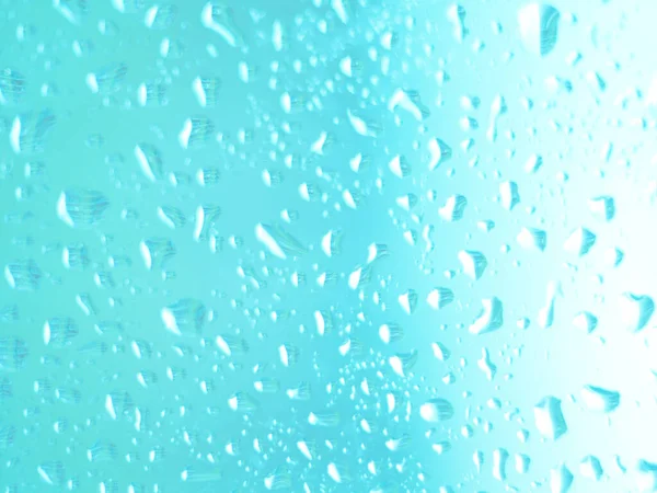 Enfoque cerca de gota de agua en vidrio colorido. Cerrar el foco en la gota de agua en el vidrio de la ventana de colores en azul y rosa —  Fotos de Stock