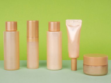 Yeşil arkaplan üzerindeki kozmetik spa modeli