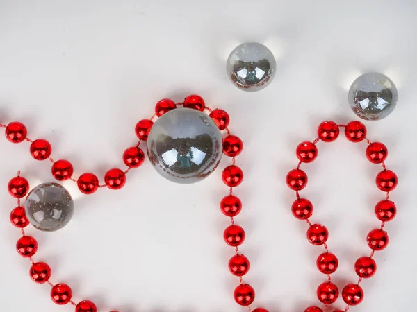 Rote Perlen transparente Kugel liegen auf weißem Hintergrund — Stockfoto