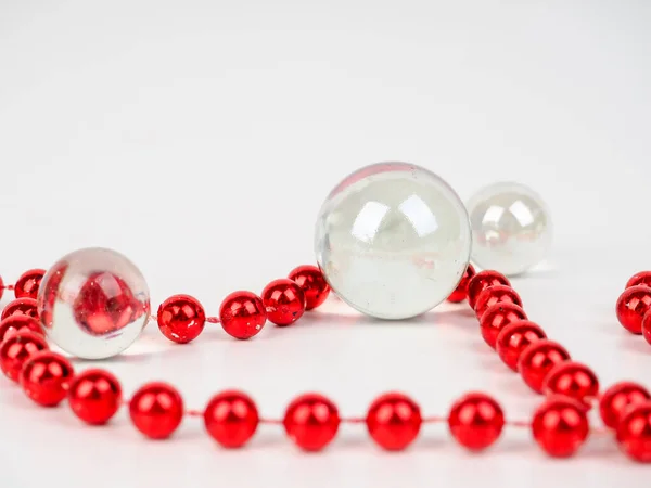 Rote Perlen transparente Kugel liegen auf weißem Hintergrund — Stockfoto