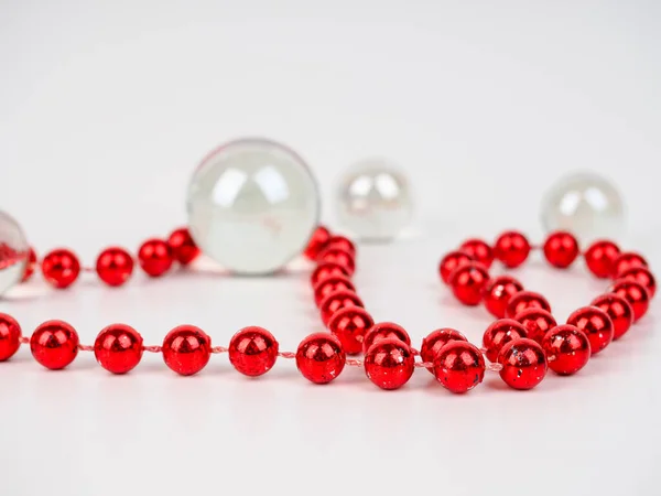 Perles rouges boule transparente reposent sur un fond blanc — Photo