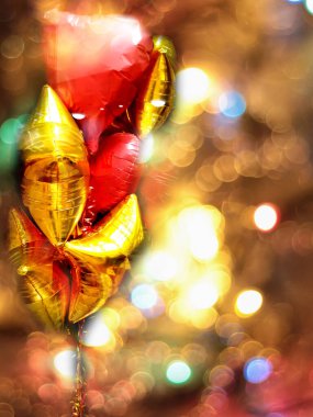 Koyu arkaplanda çok renkli balonlar, izole edilmiş,