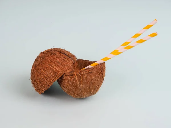 Coco com um tubo de beber em um fundo azul claro, close-u — Fotografia de Stock