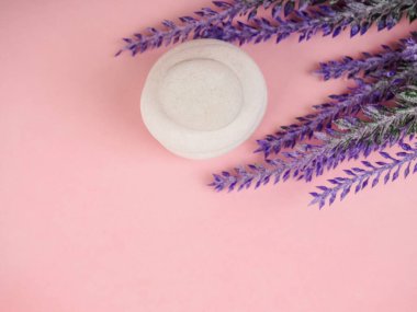 Mavi arka planda lavanta ve spa taşları