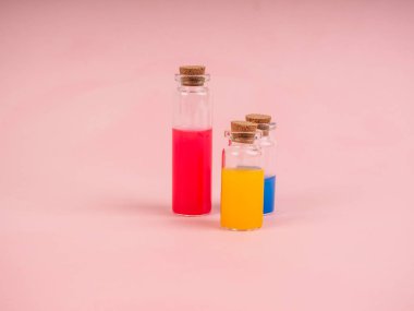 Çiçekler ve bitki özleri ya da pembe şişelerdeki parfüm.